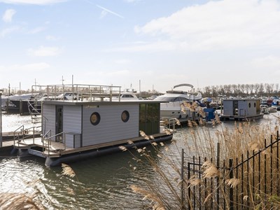 Unieke Houseboat in de jachthaven van de Hollandsche Biesbosch Unieke Houseboat in de jachthaven van de Hollandsche Biesbosch