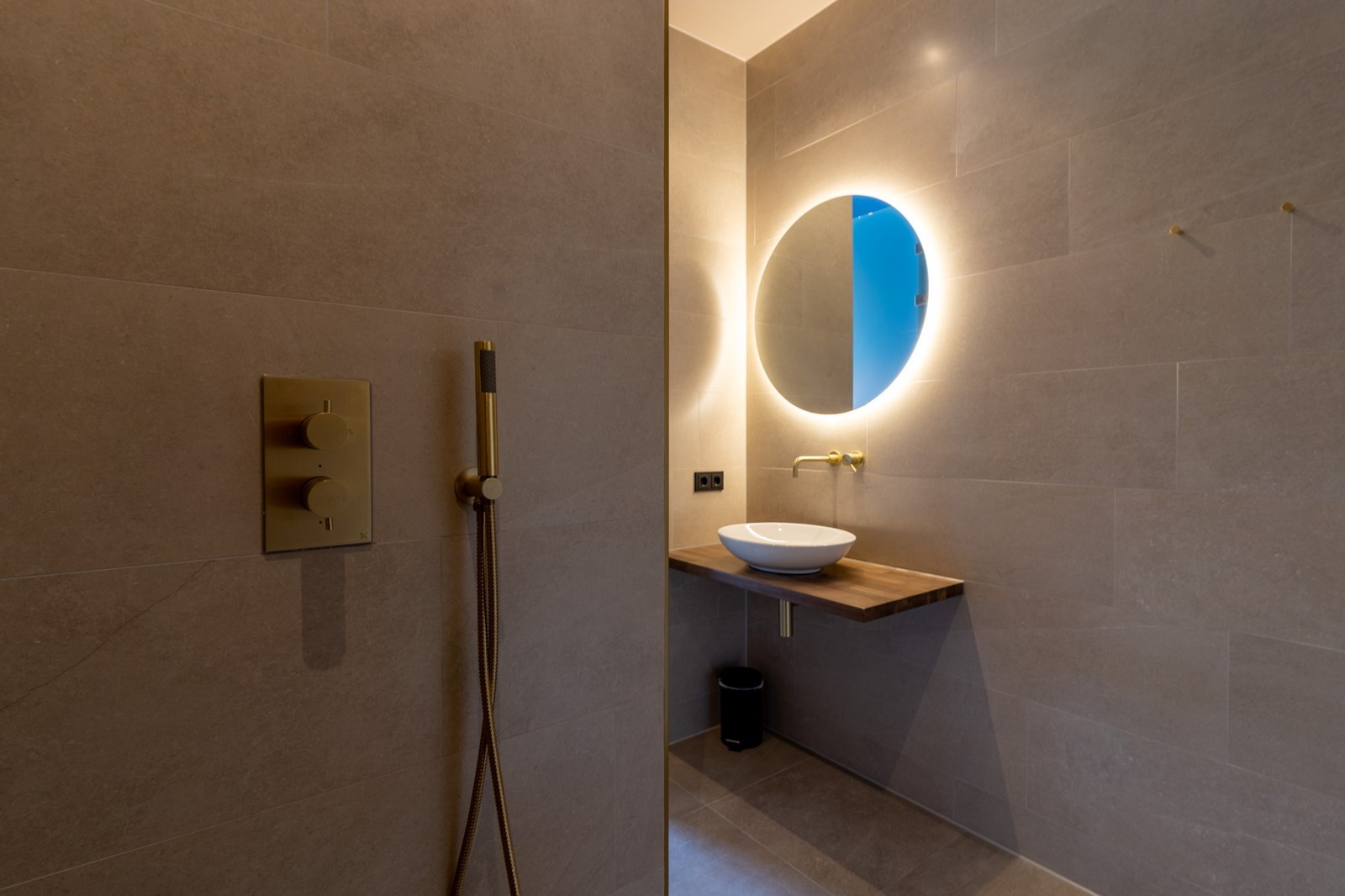 Bijzondere blauwe kamer in een oude Pastoriewoning.