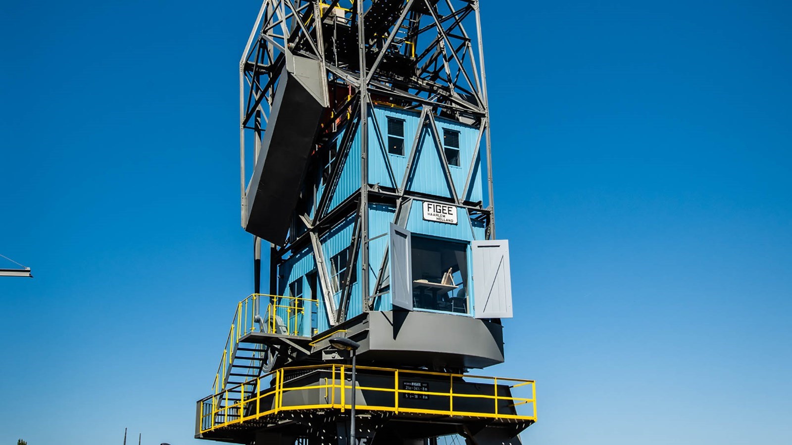 Bijzonder overnachten in een Havenkraan in Amsterdam