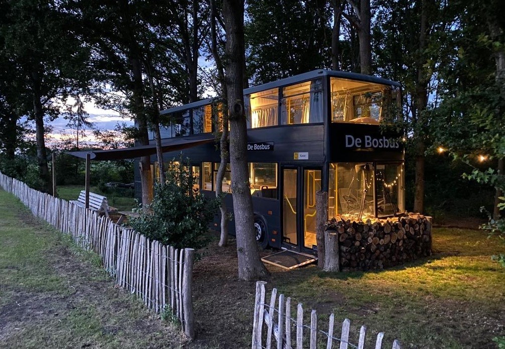 Dubbeldekkerbus in het bos