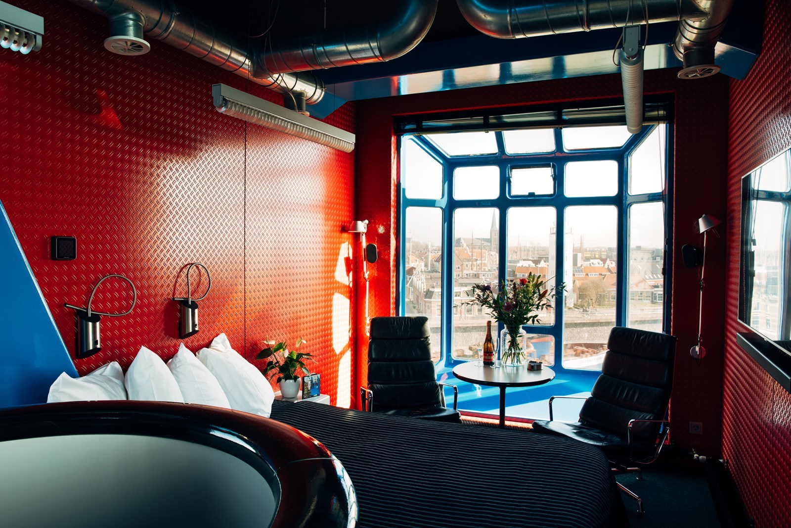 Slapen in een Havenkraan die je zelf kunt draaien met uitzicht op de Waddenzee