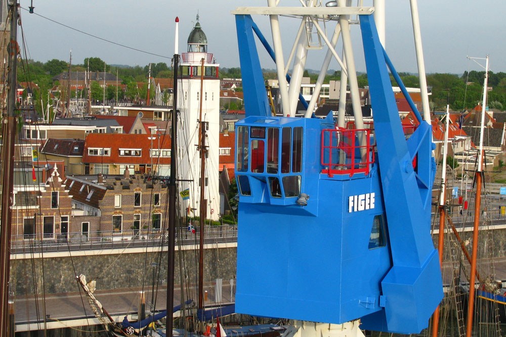 Slapen in een Havenkraan die je zelf kunt draaien met uitzicht op de Waddenzee
