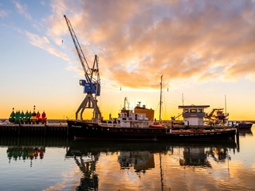 Slapen in een Havenkraan die je zelf kunt draaien met uitzicht op de Waddenzee Slapen in een Havenkraan die je zelf kunt draaien met uitzicht op de Waddenzee