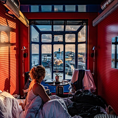 Slapen in een Havenkraan die je zelf kunt draaien met uitzicht op de Waddenzee