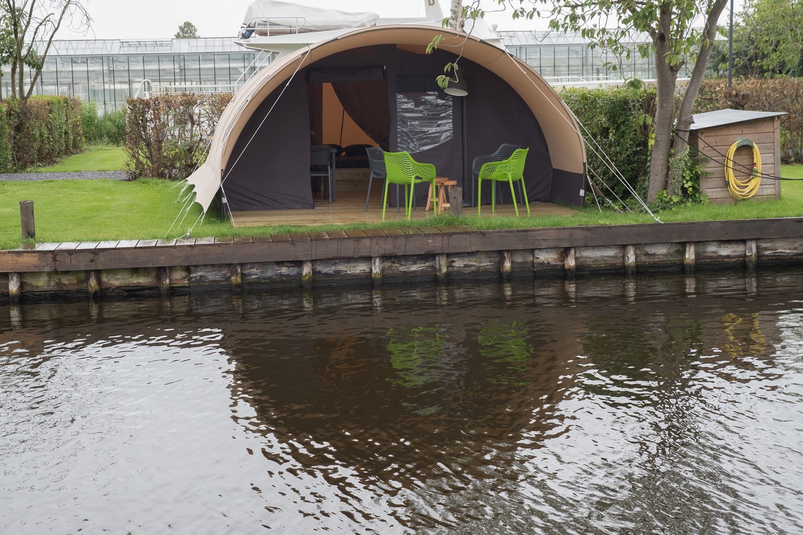 Ingericht Glamping tent direct aan het water