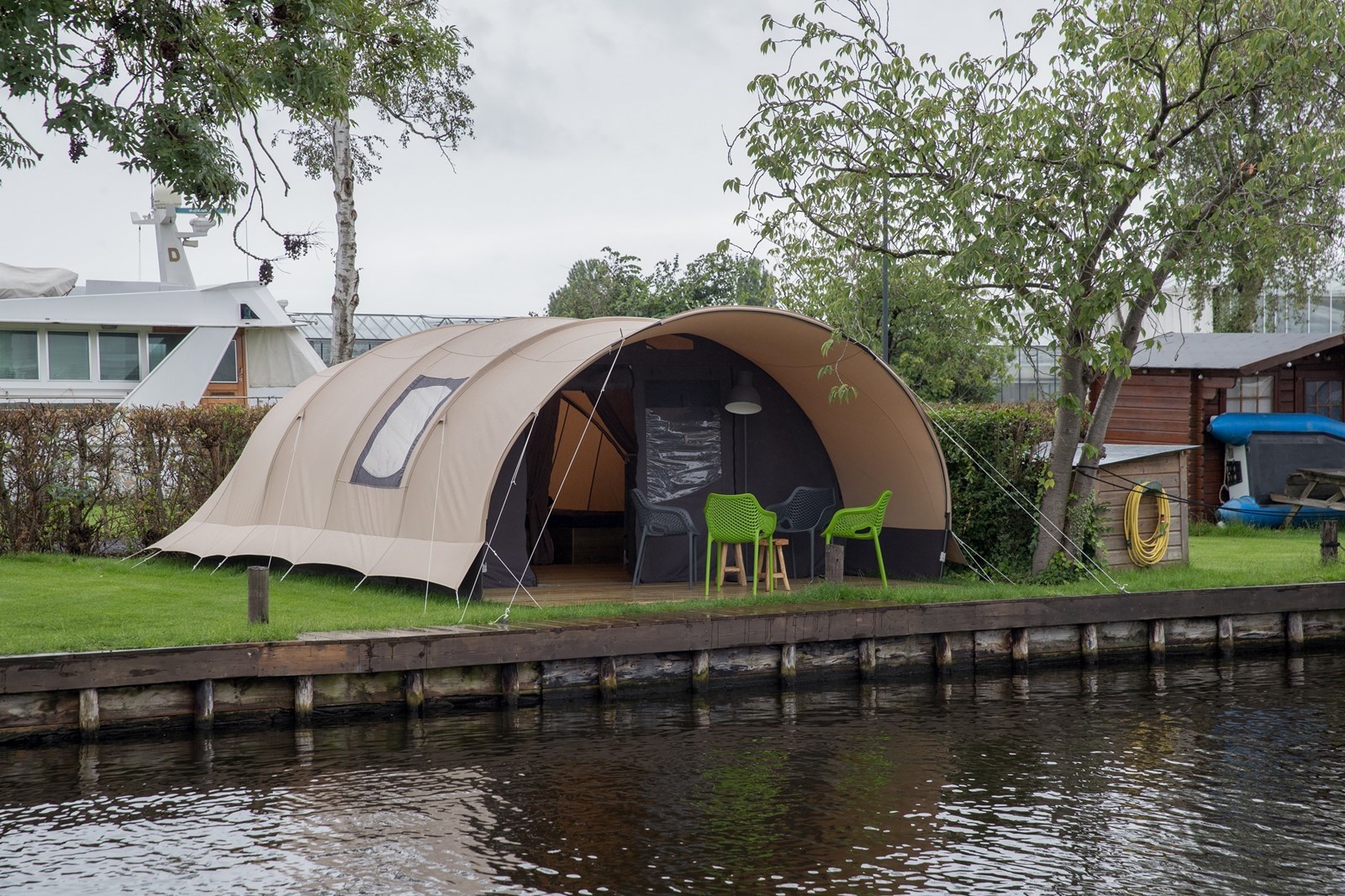 Ingericht Glamping tent direct aan het water