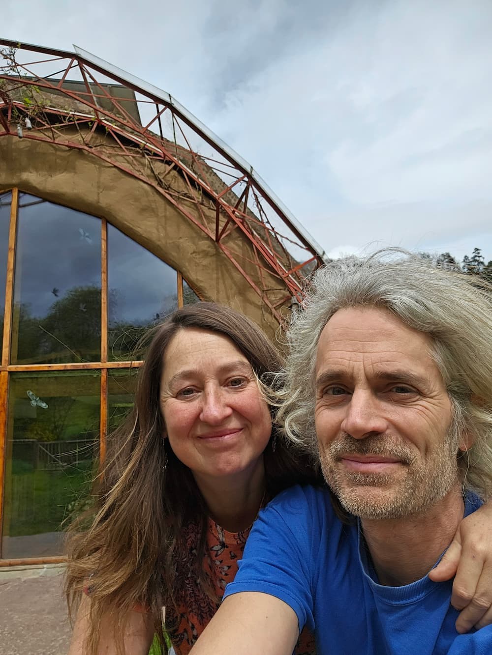 Verhuurder vertelt: Filip & Andra bouwden een unieke stroboogwoning in de Ardennen