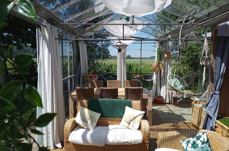 Glamping in een tuinkas in Hank