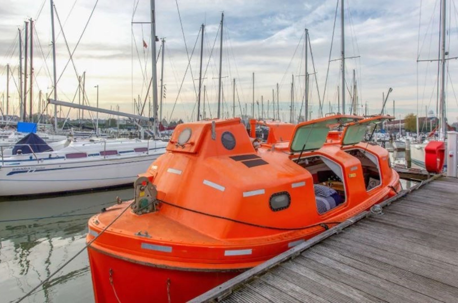 Hoe Nicky van een oude reddingsboot een te gek verblijf maakte
