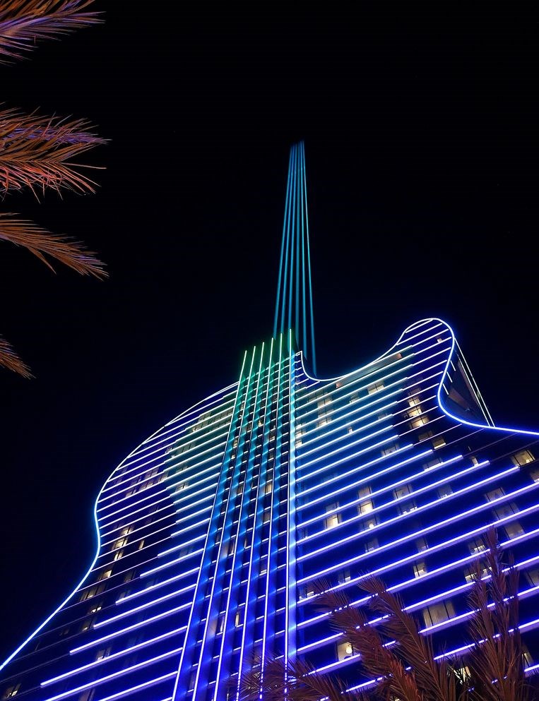 The Guitar Hotel in de avond