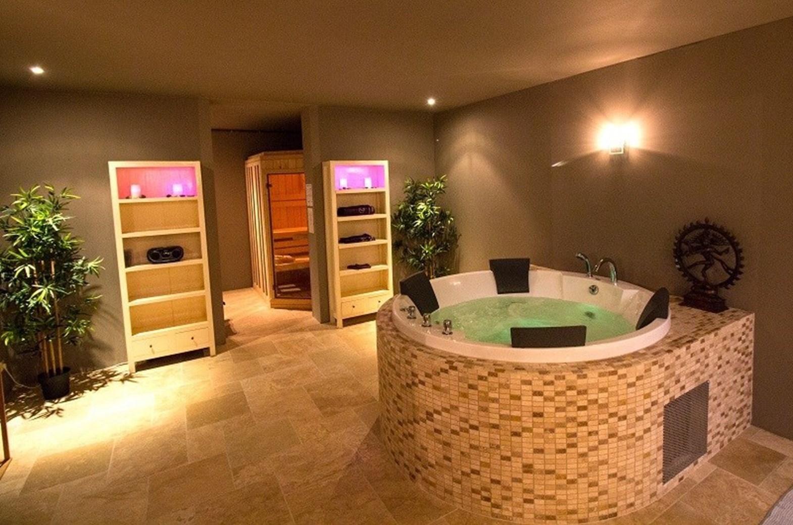 Wellness- en bioscoopsuite met jacuzzi en sauna in Rijsbergen