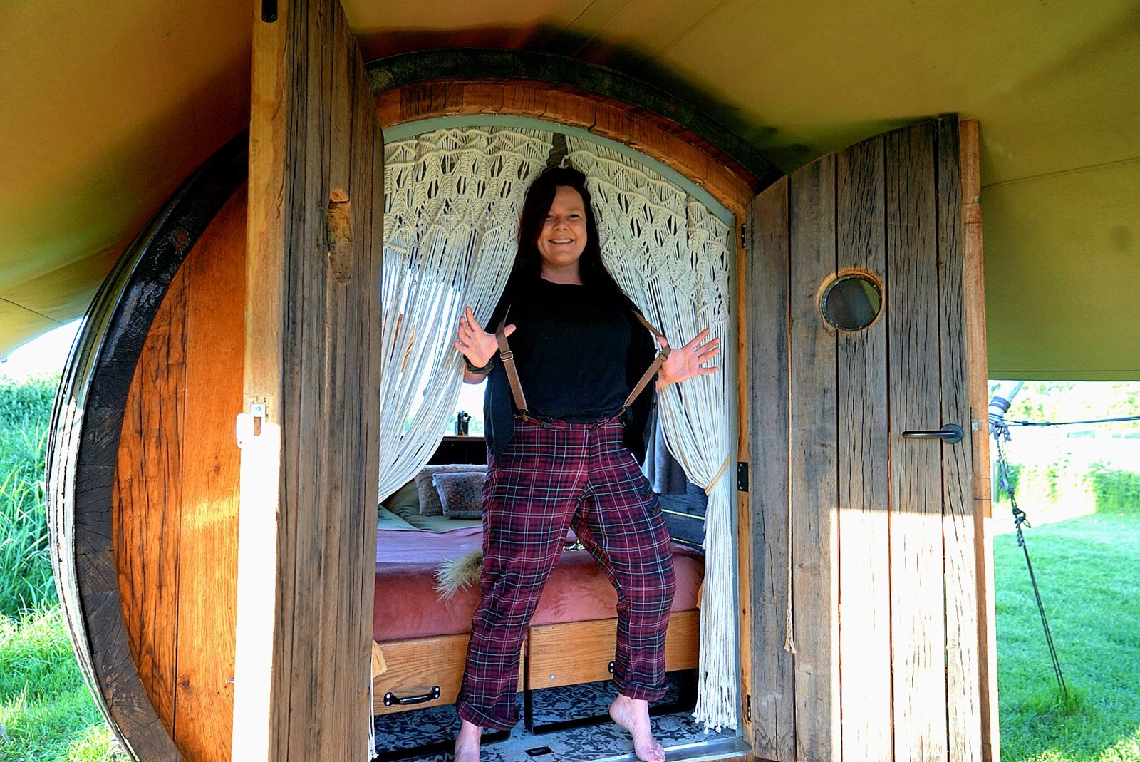 Verhuurder vertelt: in de boomgaard van Jana slaap je in een 10.000 liter wijnvat