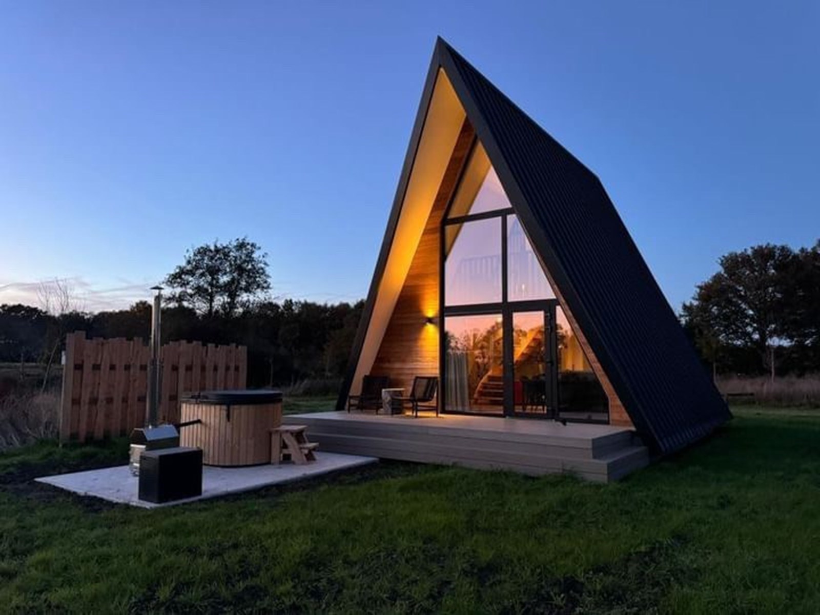 3. Huisje huren in de herfst: luxe A-frame lodge met hot tub en infraroodsauna