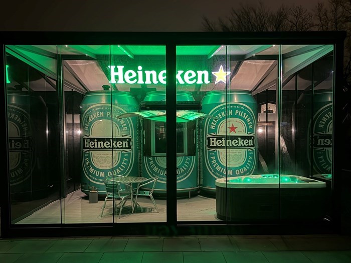 2. Sixpackovernachting; slapen in een bierblikje