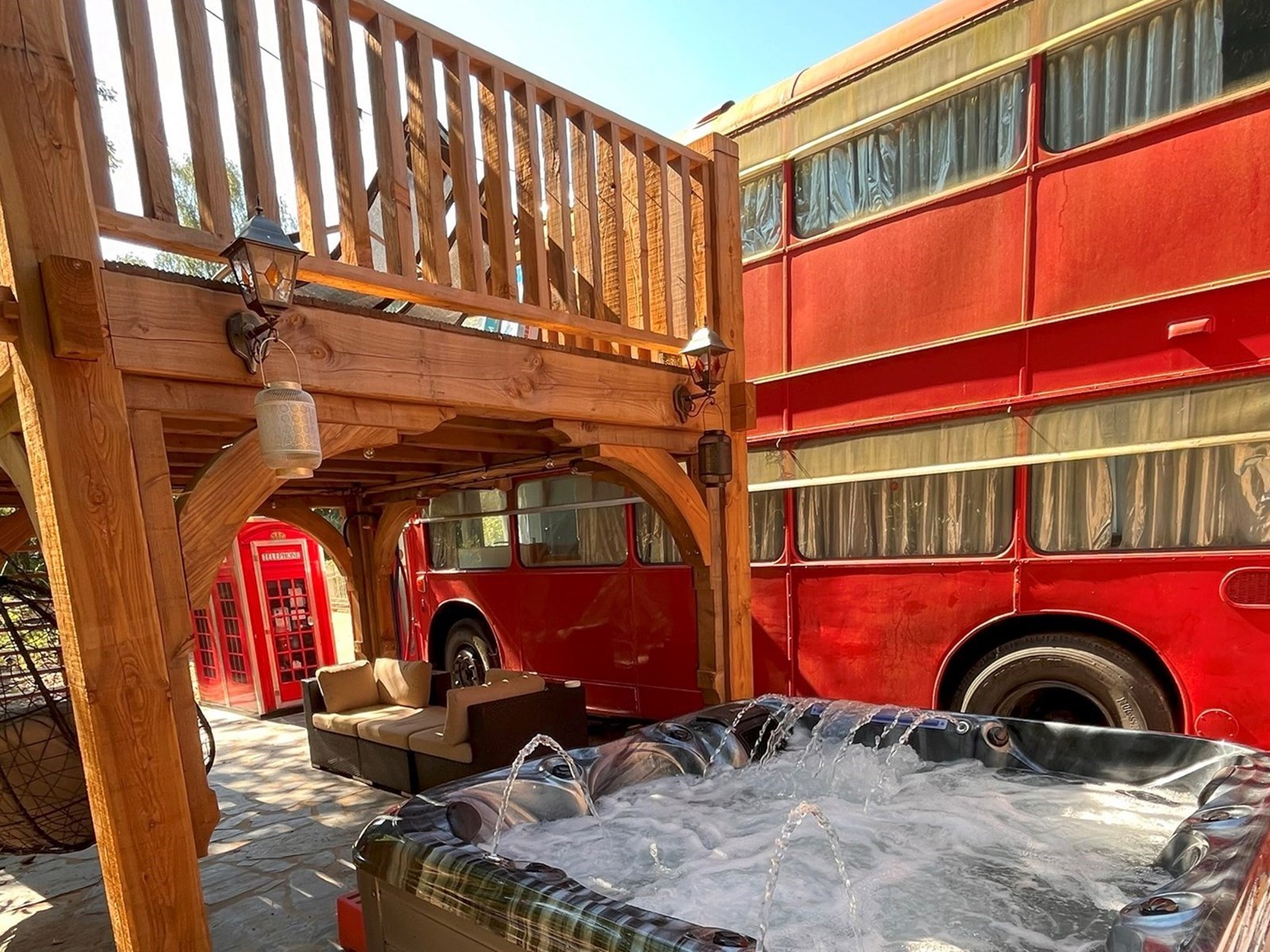 Winnaar: Engelse Dubbeldekker met jacuzzi in Eersel, Noord-Brabant. Vanuit de jacuzzi staart onze kameel je aan.