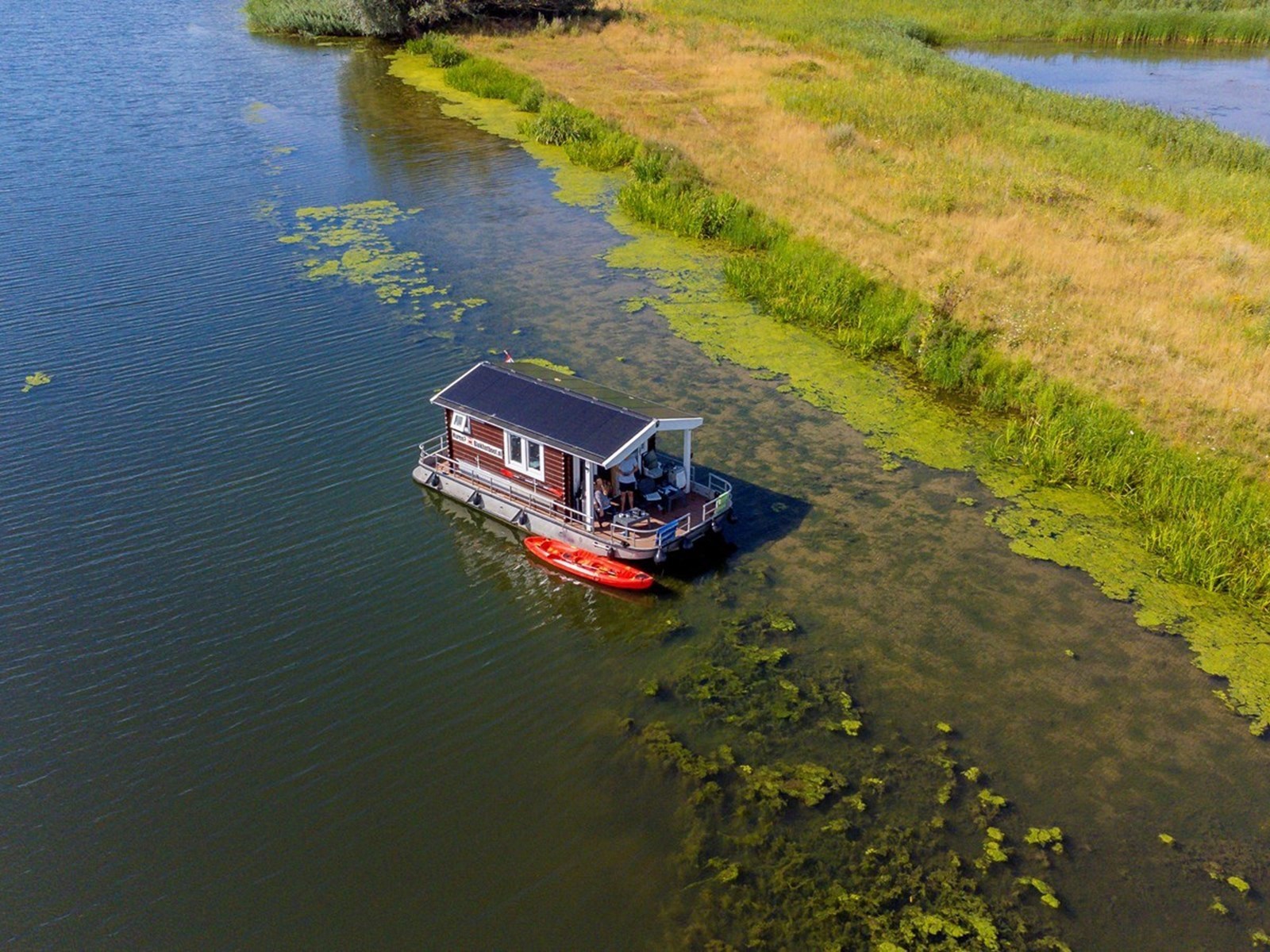 Varen zonder vaarbewijs én overnachten op een unieke blokhutboot