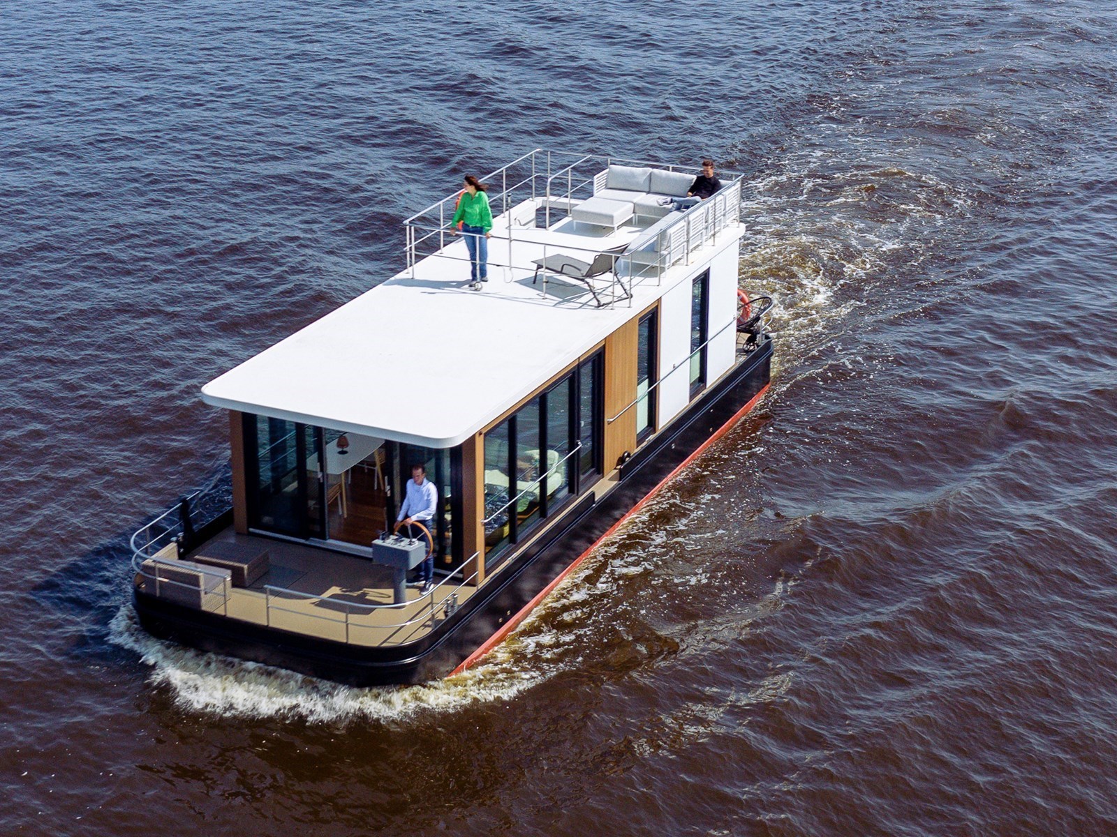 Overnachten aan het Sneekermeer in een uniek Homeship
