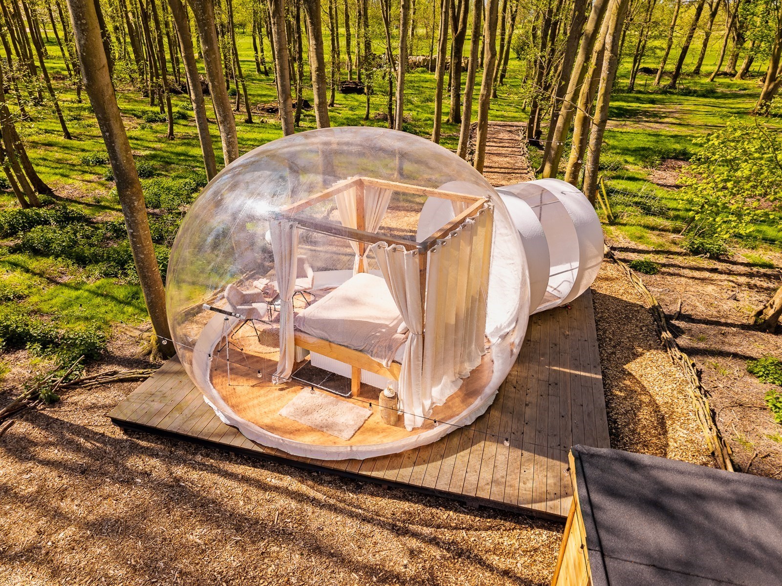 PROEFSLAPER GEZOCHT: Slapen onder de sterren in een transparante bubbel mét hottub ✨💜