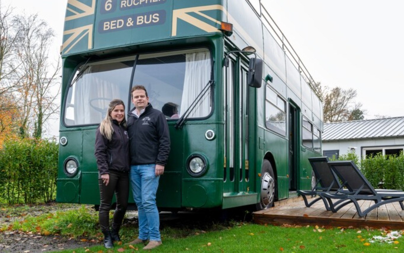 Johnno en Manon geven Londense dubbeldekker een tweede leven als luxe ‘Bed & Bus’