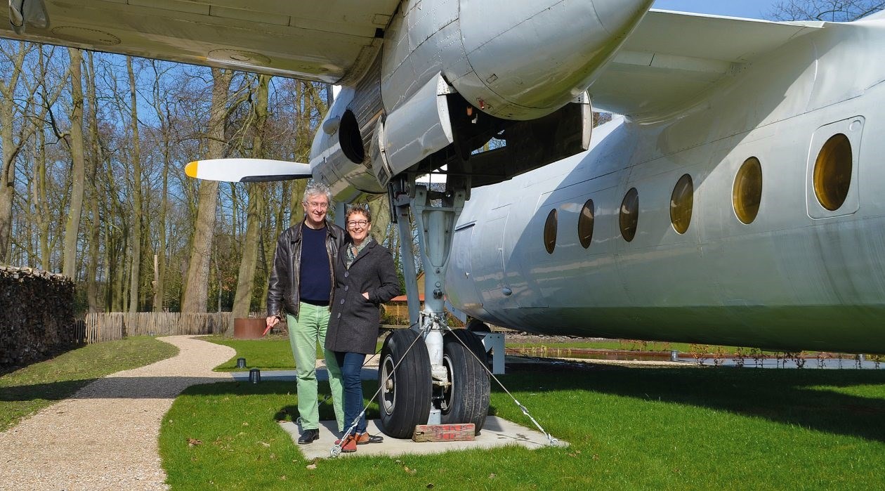 Esther en haar man bouwden een Fokker F27 om tot een bijzondere bed and breakfast