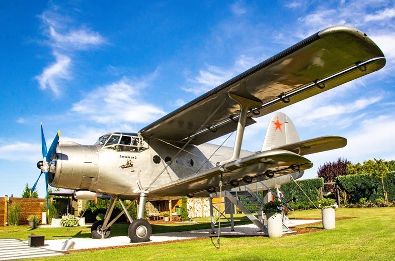 Unieke overnachting in België: vliegtuig met hot tub