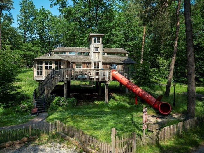 Een jongensdroom: overnachten in een boomhut