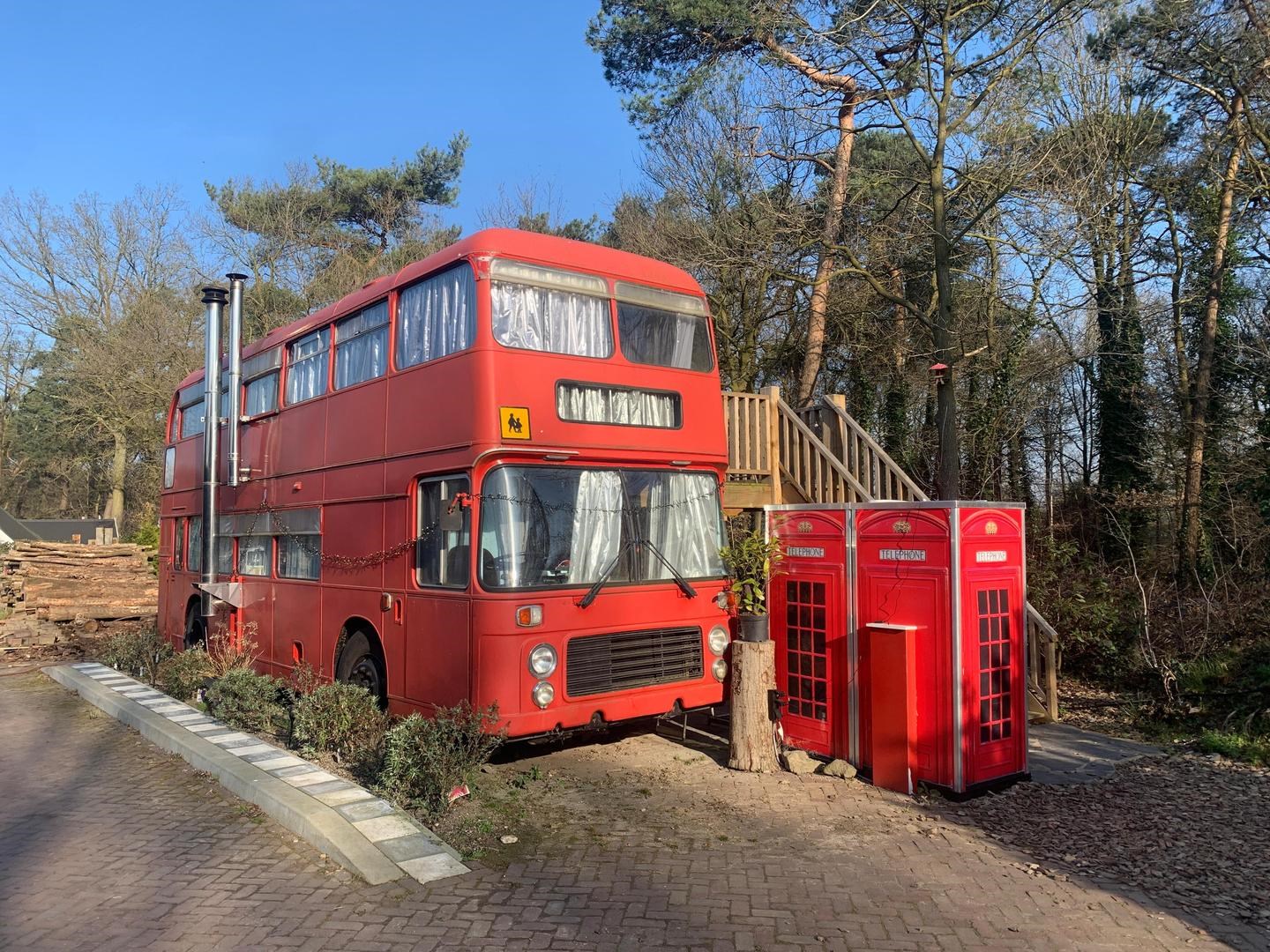 Bas heeft een Engelse dubbeldekkerbus én een kameel in zijn achtertuin staan