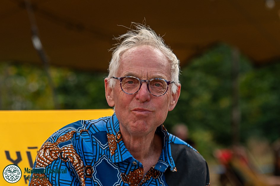 Verhuurder vertelt: Gerard bouwde zijn eigen Hobbithuisje van leem, plastic flessen en autobanden