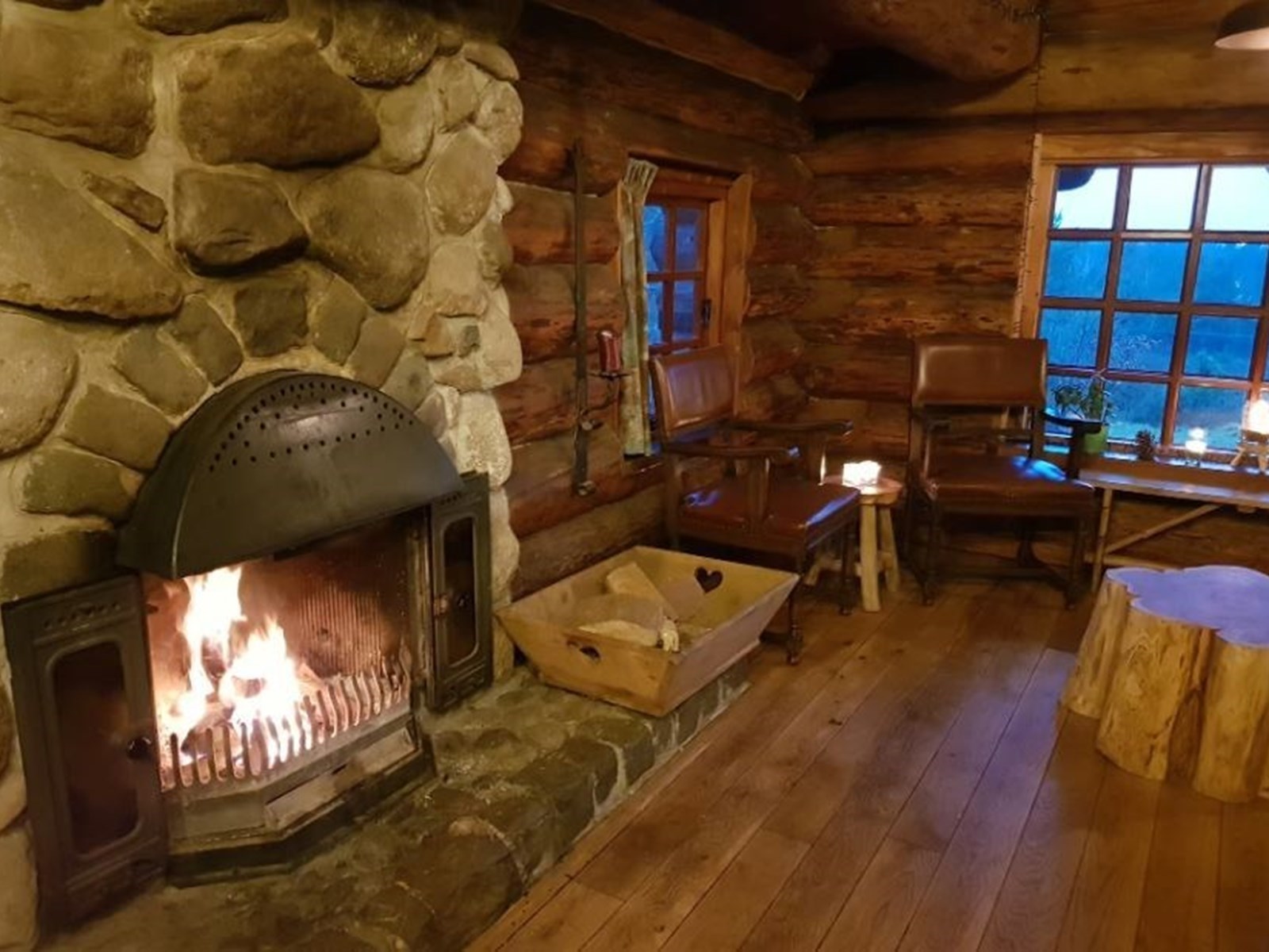 1. Overnachten in een unieke Noorse Boomstamhut tijdens de kerstdagen