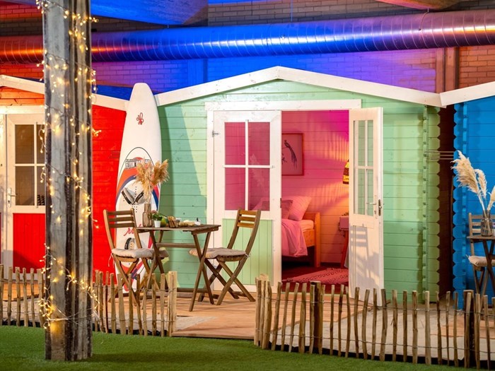 Glamping in een strandhuisje op een indoor camping