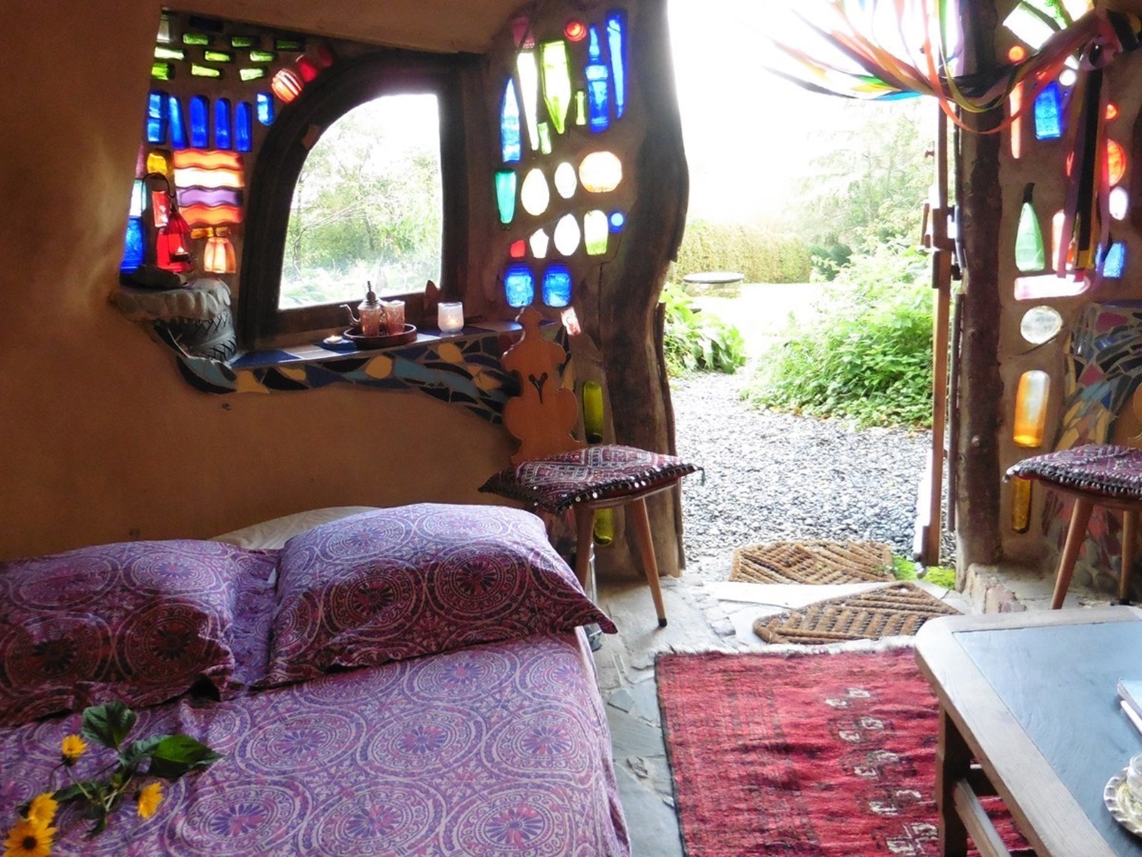 Bouwen met wat er was: autobanden, leem en plastic flessen