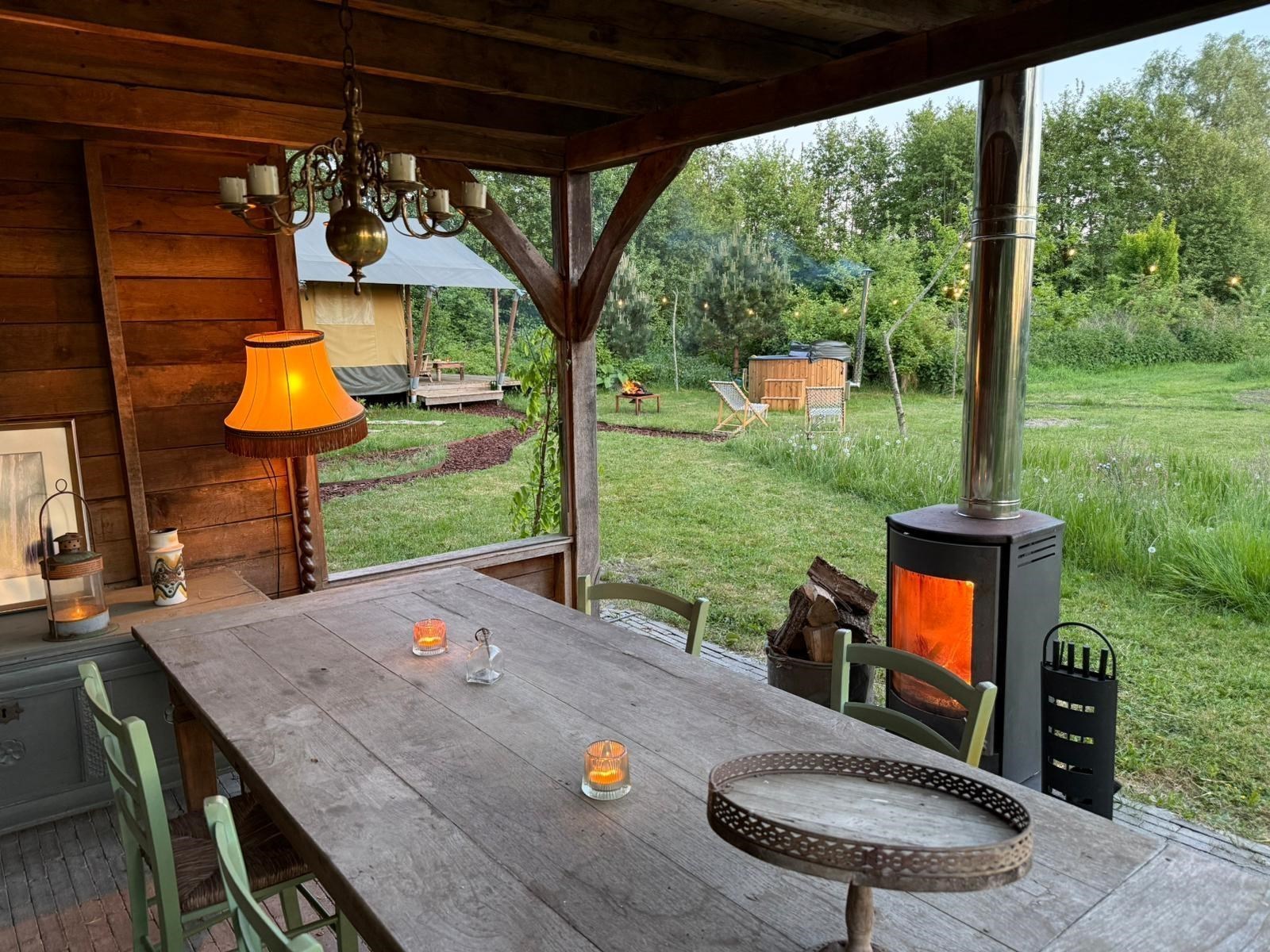 3. Romantisch glampen in het Lovenest: samen weg van alles