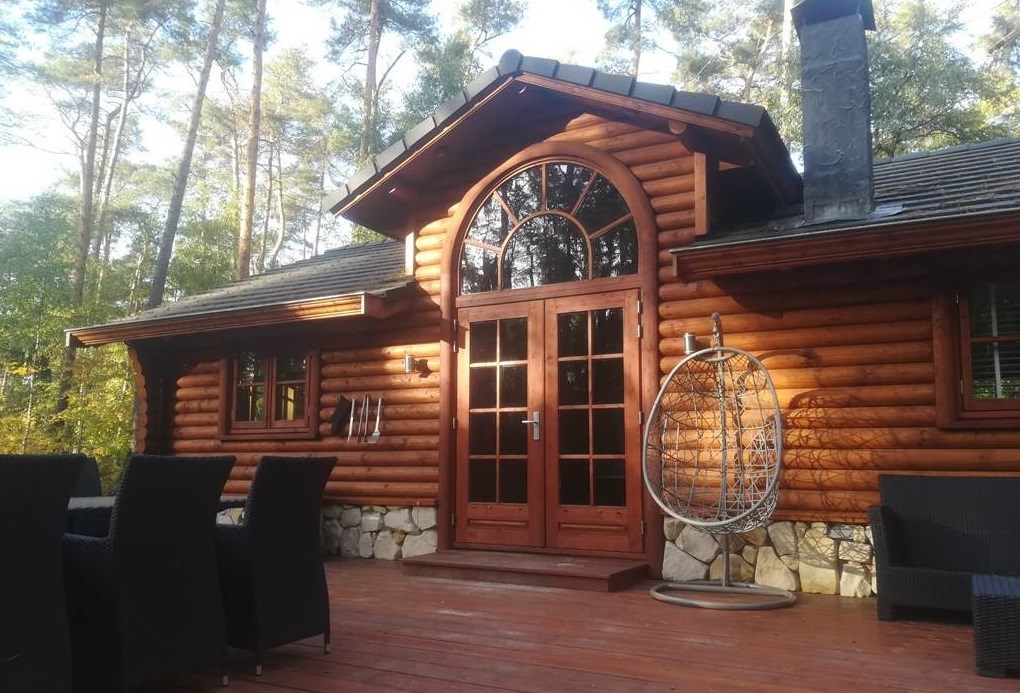 In plaats van te emigreren naar Canada haalde Claudia Canada naar Nederland door een Canadese lodge midden in het bos te bouwen.