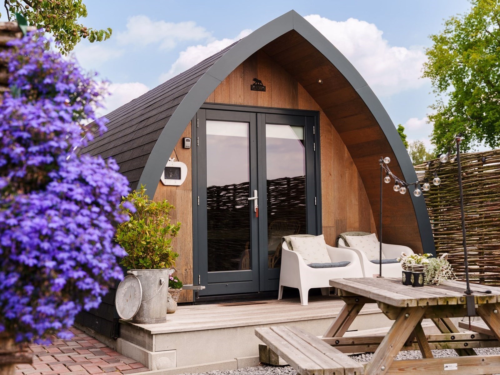 Bijzonder overnachten in een romantische POD met eigen hot tub