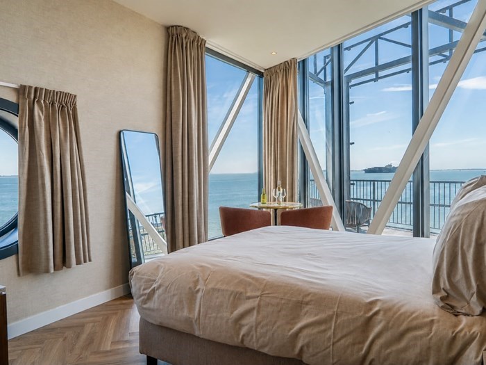 Jarig in september? Boek deze unieke hotelkamer met uitzicht op zee