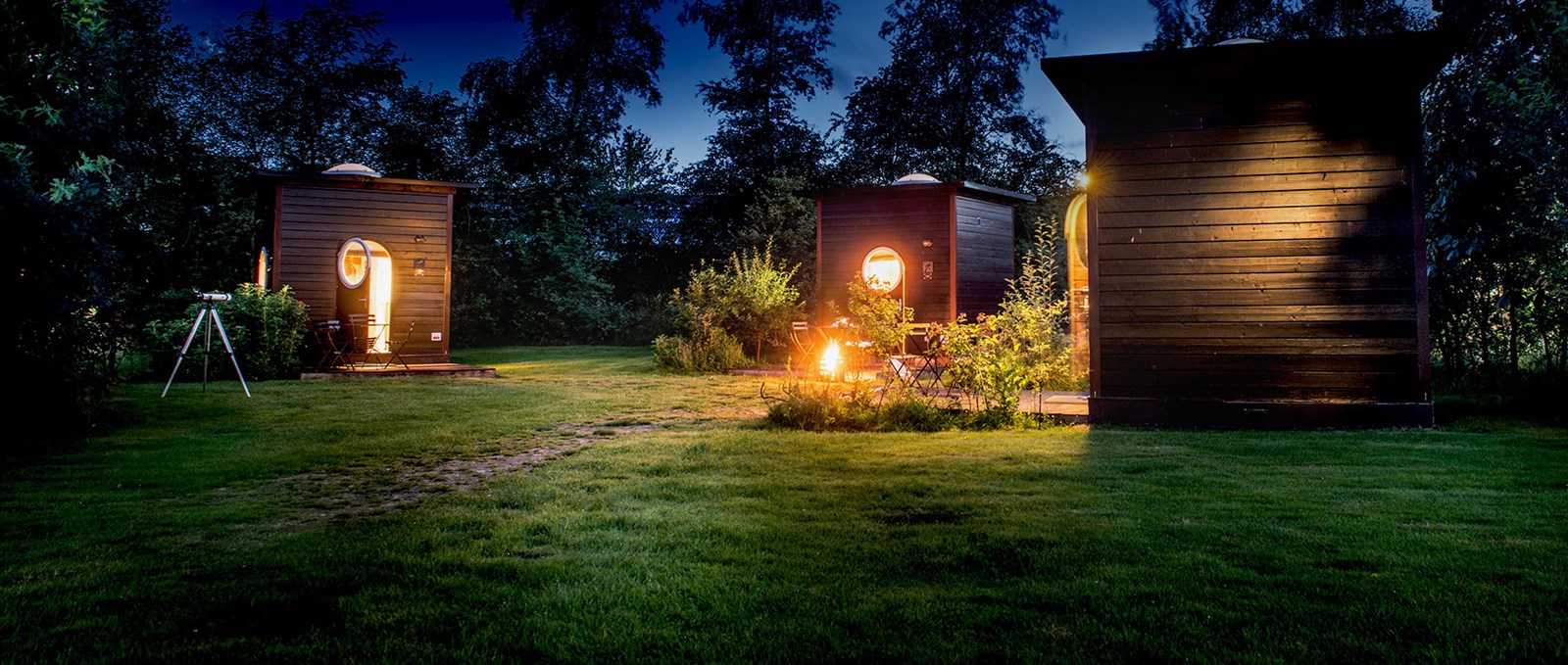 Annette en Dennis maakten op een plek in Nederland waar het nog echt donker is een tiny house waarbij je slaapt onder een glazen koepel.