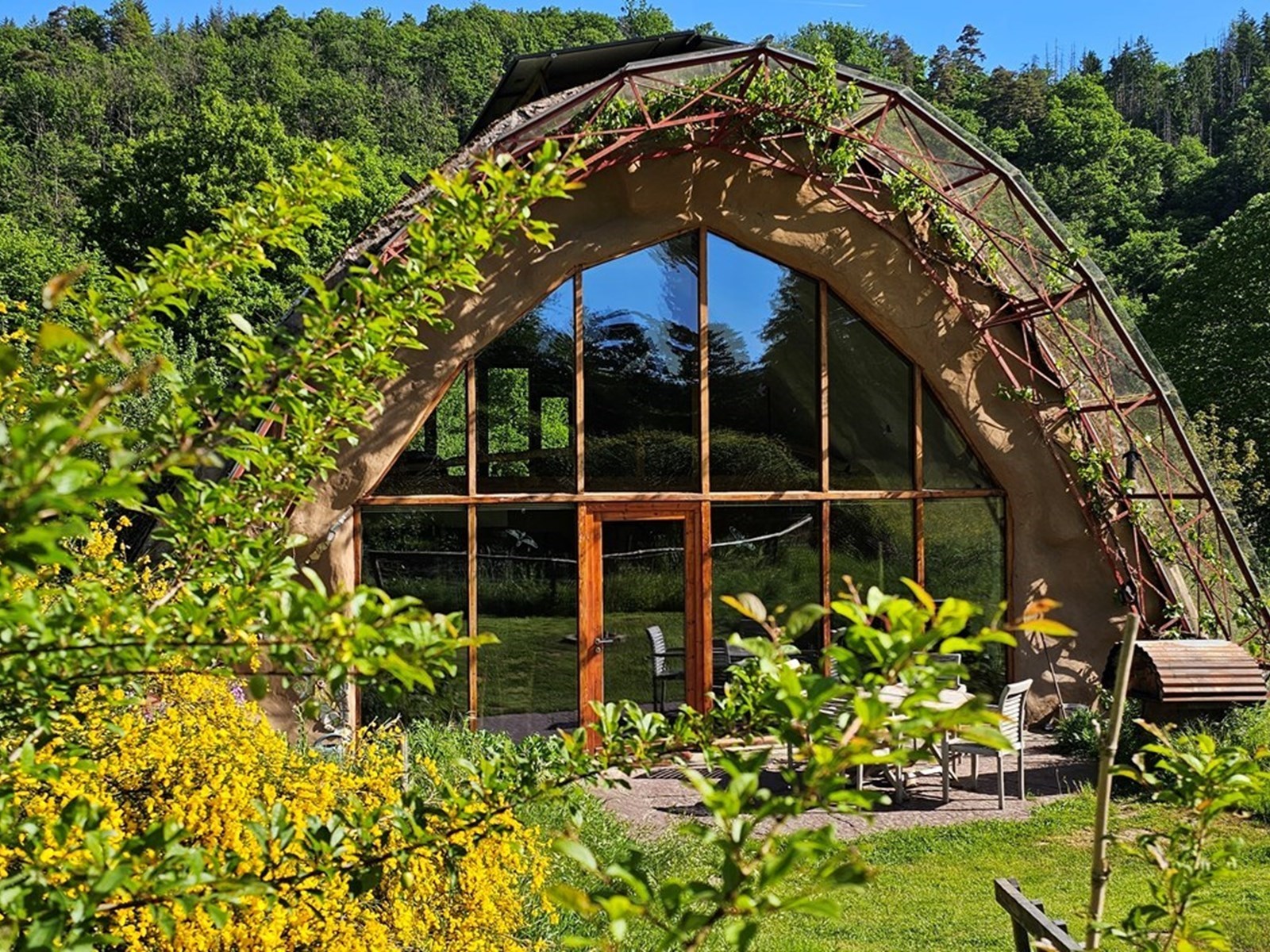 Verhuurder vertelt: Filip & Andra bouwden een unieke stroboogwoning in de Ardennen