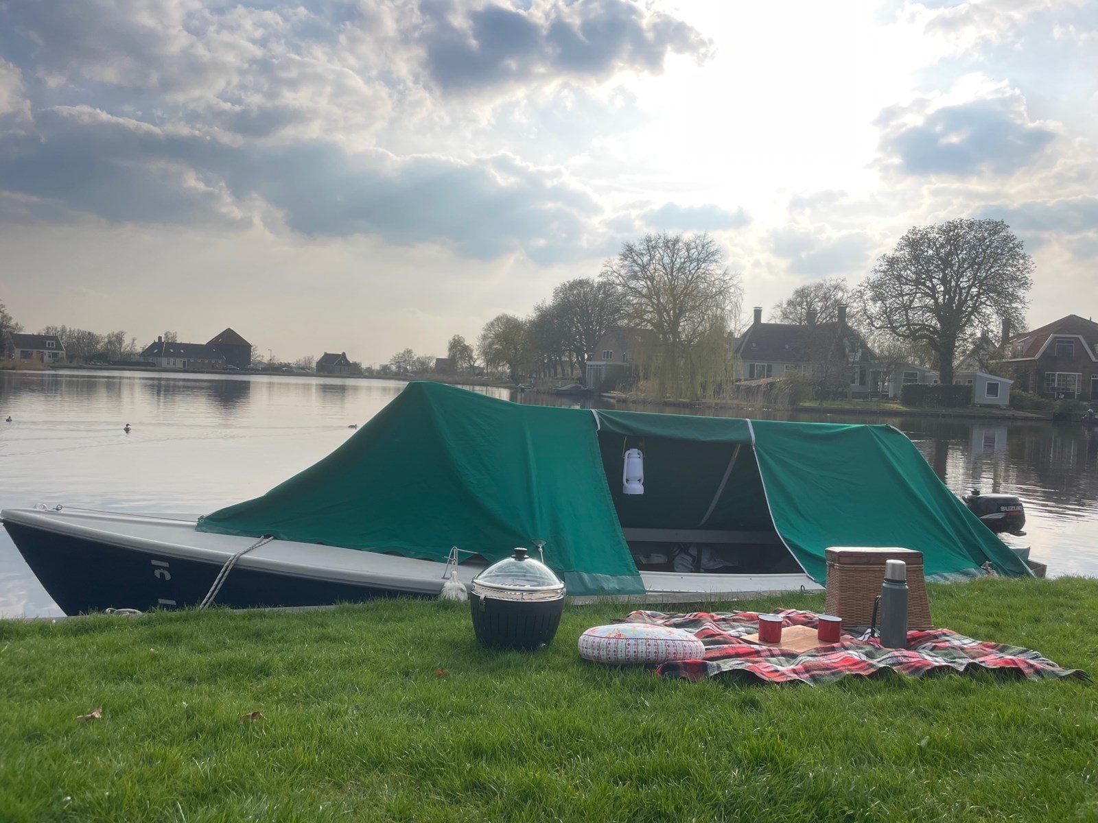 Slapen onder de sterren op een tentboot in Waterland