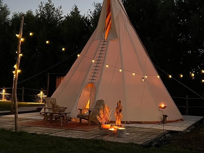 Romantisch overnachten in een sfeervolle tipi met hot tub in Oost-Vlaanderen