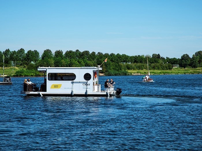 Varend vakantiehuisje op de Maas in Limburg