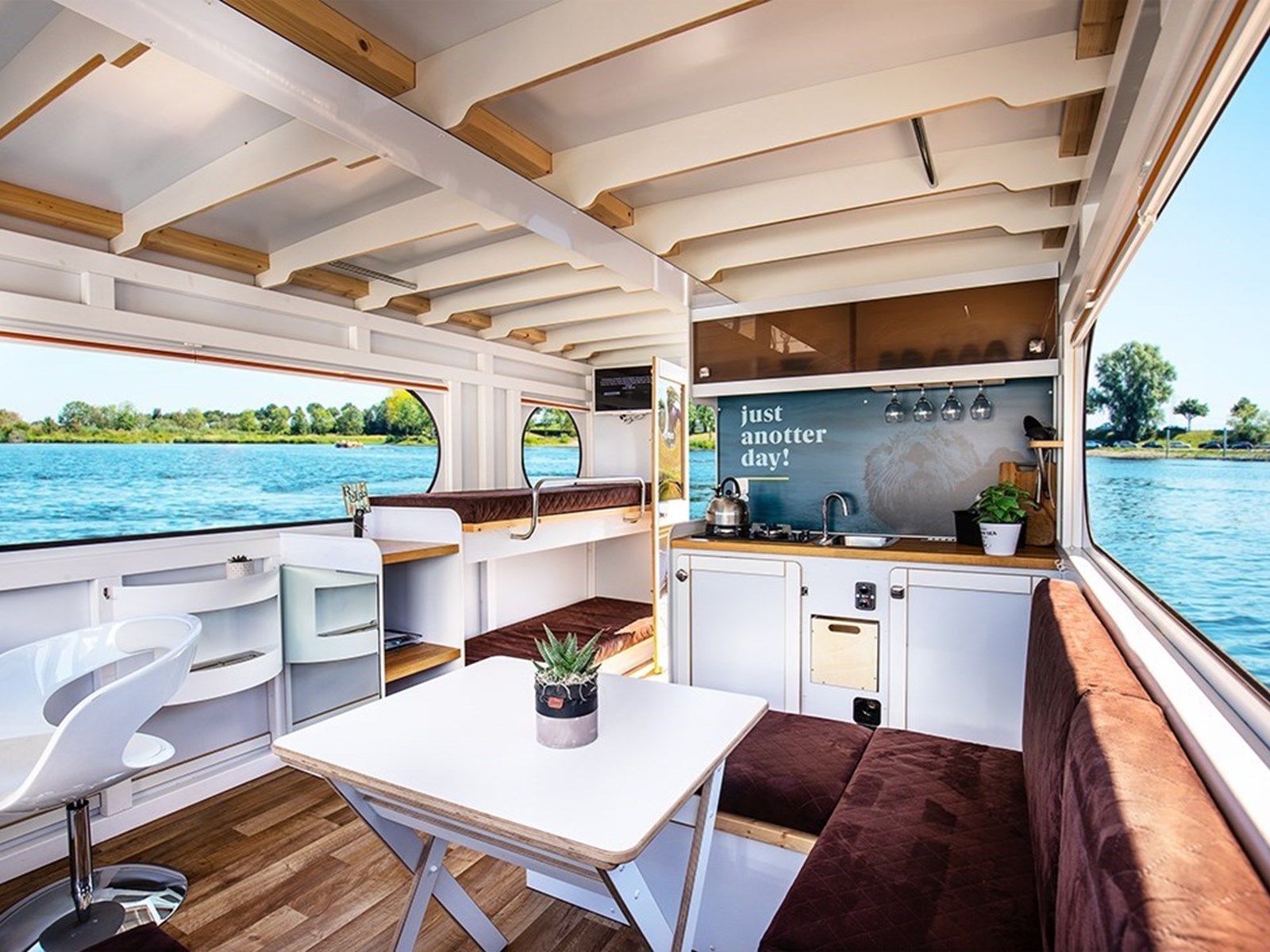 Varend vakantiehuisje op de Maas