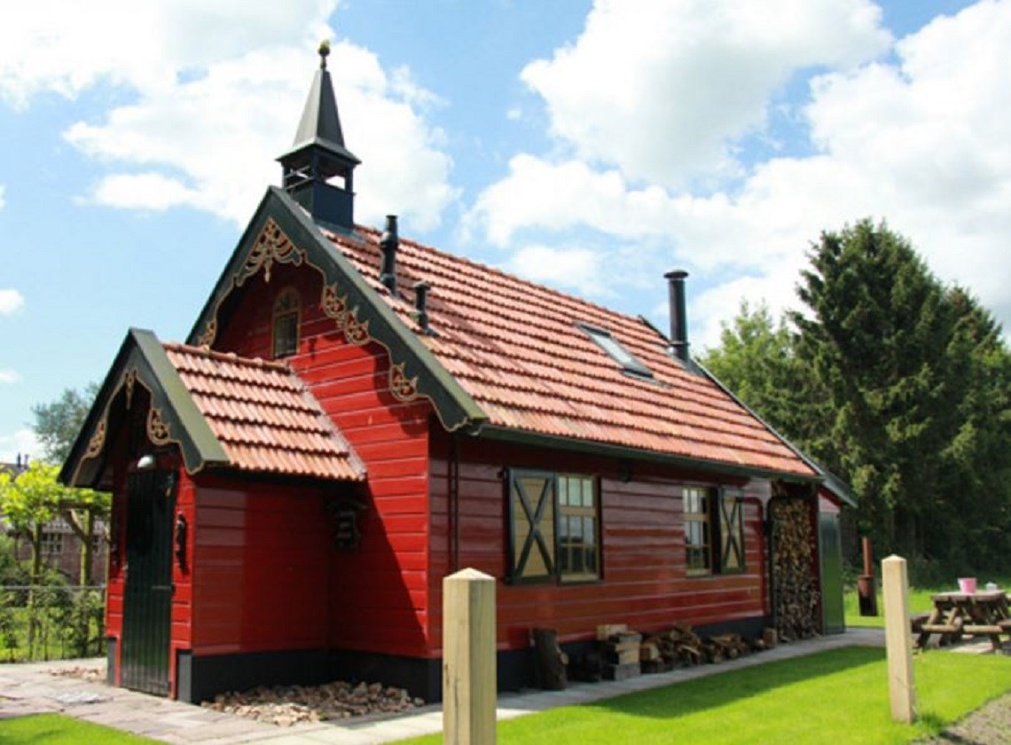 Holke en Ellinor verhuren het kleinste houten kerkje van Nederland