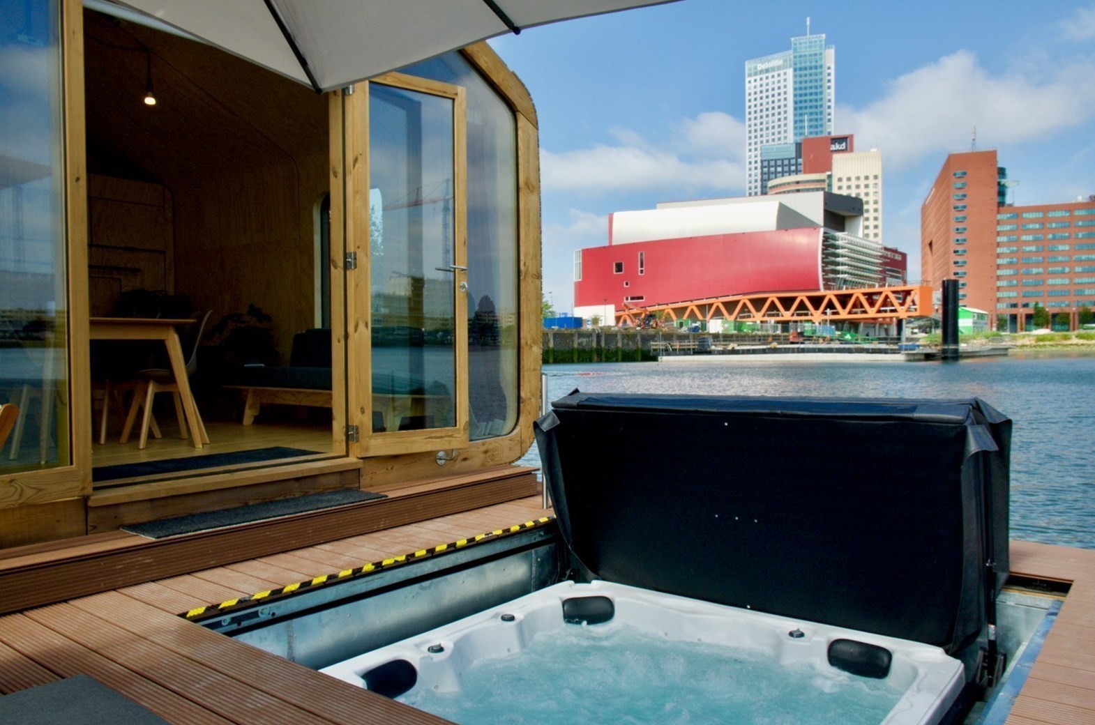 Zomerse tiny houses aan het water