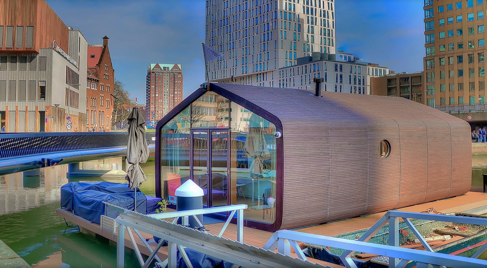 Sander en Jelle verhuren een Tiny House van golfkarton dat drijft op het water in Rotterdam